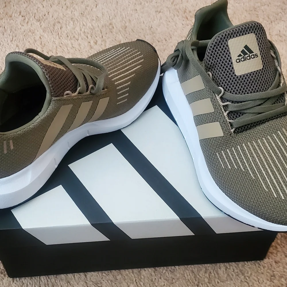 adidas Men’s Olive Green & Tan Runner Sneakers